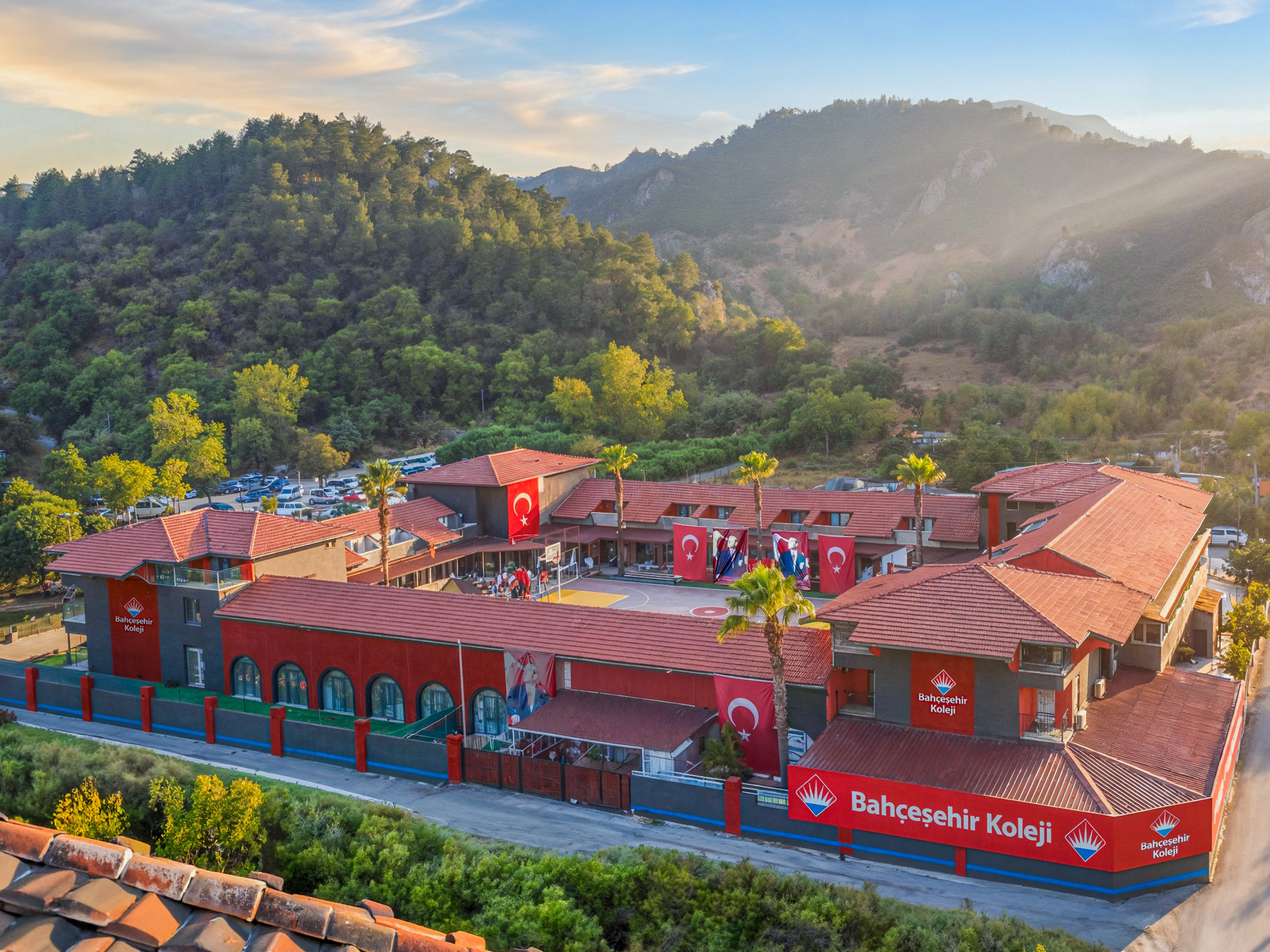 Bahçeşehir Koleji Marmaris Ortaokulu kampüs görseli